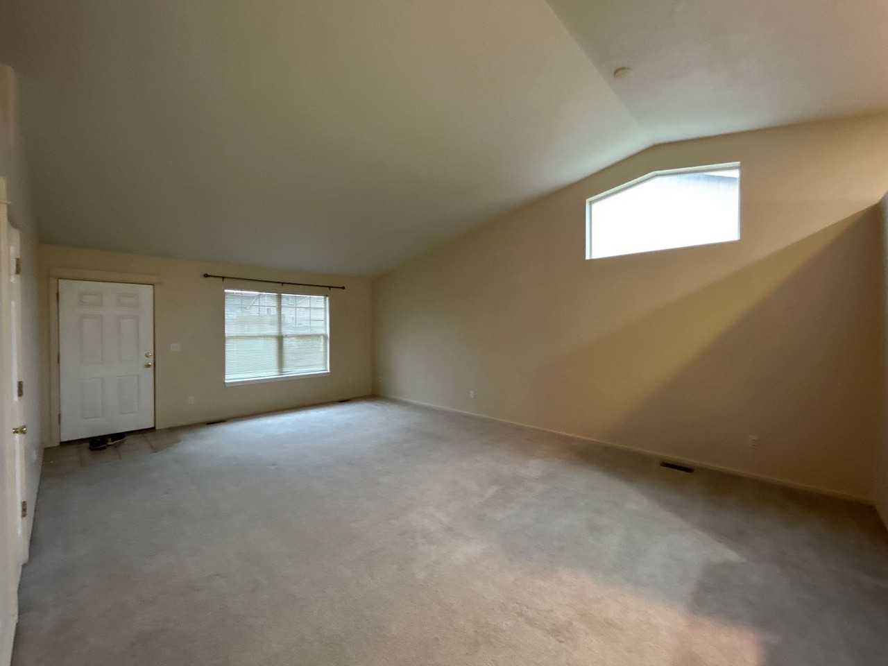 450 Ne Hillcrest St - Photo 3 of 13