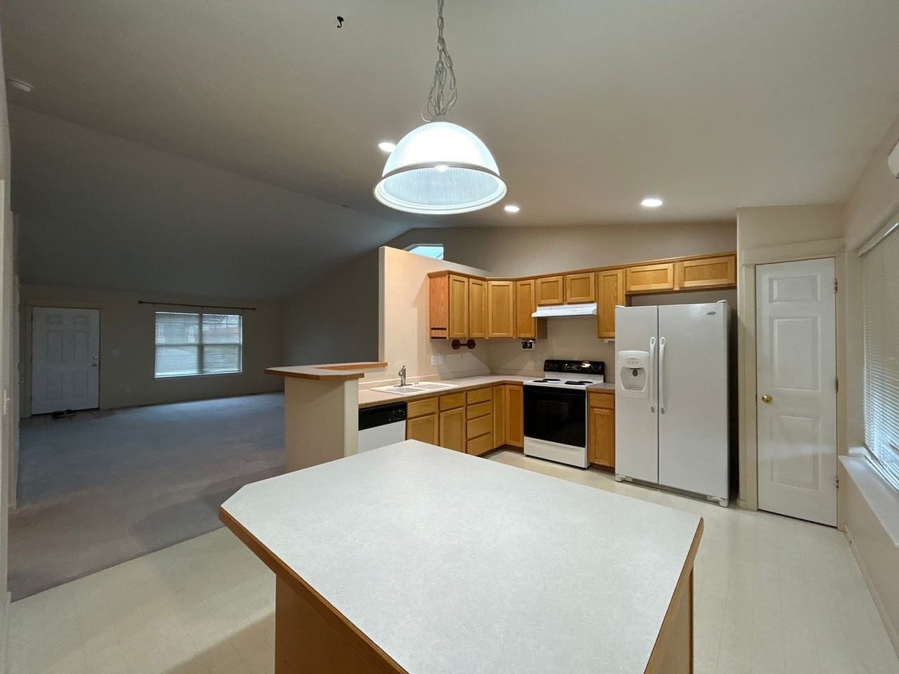 450 Ne Hillcrest St - Photo 4 of 13