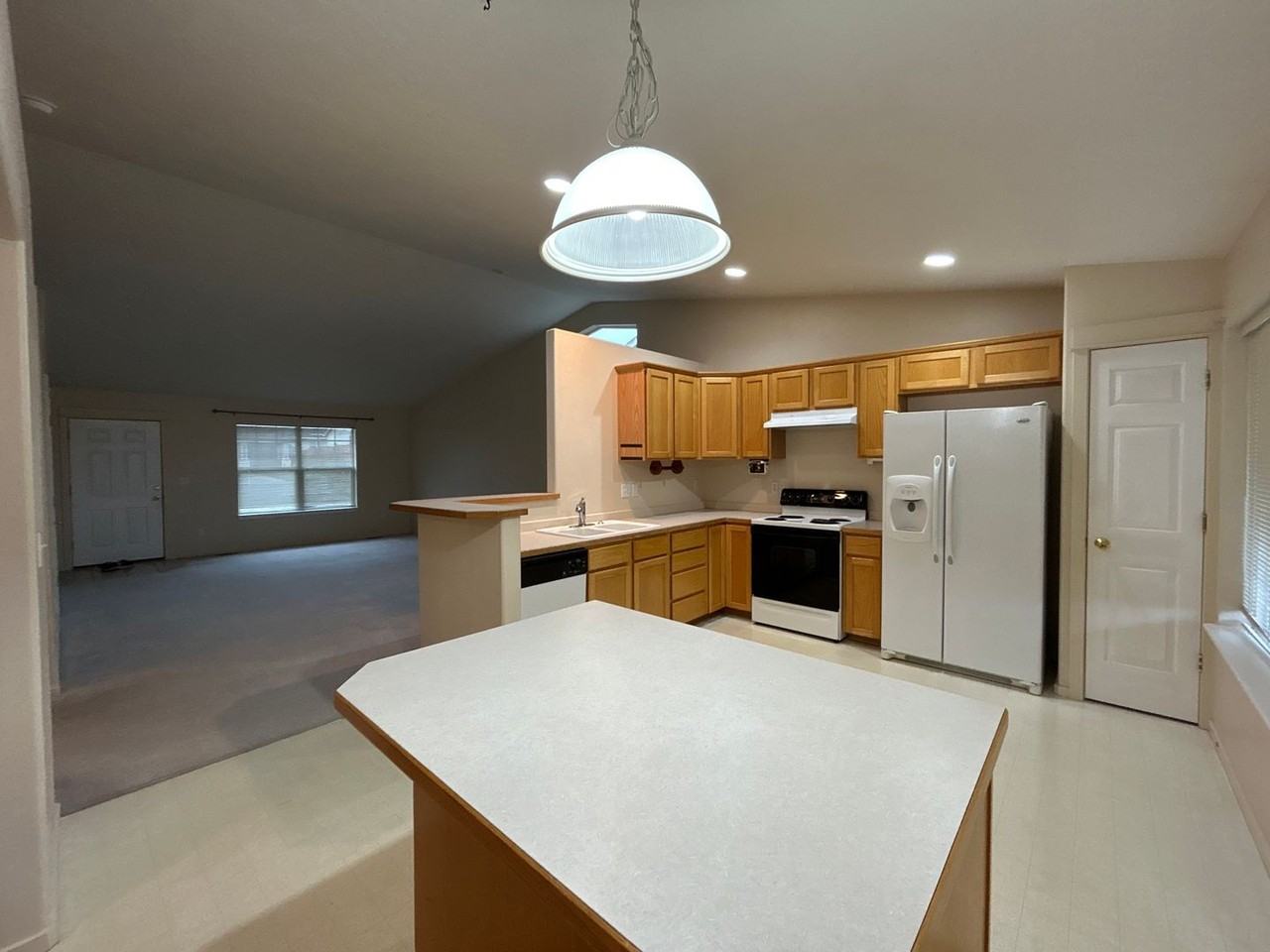 450 Ne Hillcrest St - Photo 5 of 13
