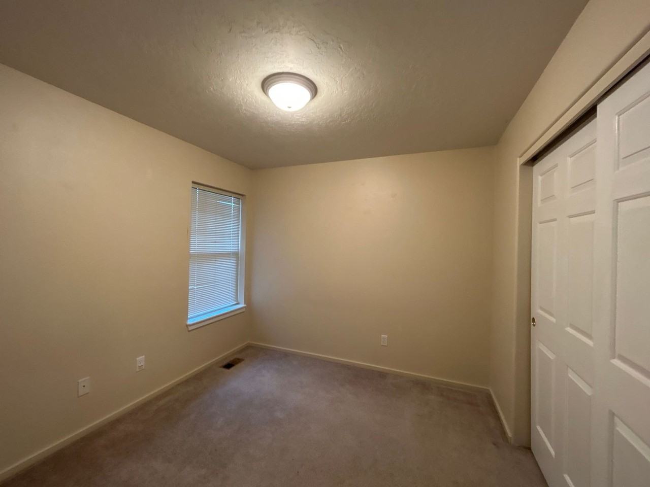 450 Ne Hillcrest St - Photo 7 of 13