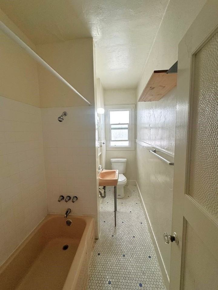 1739 Oxford St #6 - Photo 5 of 7