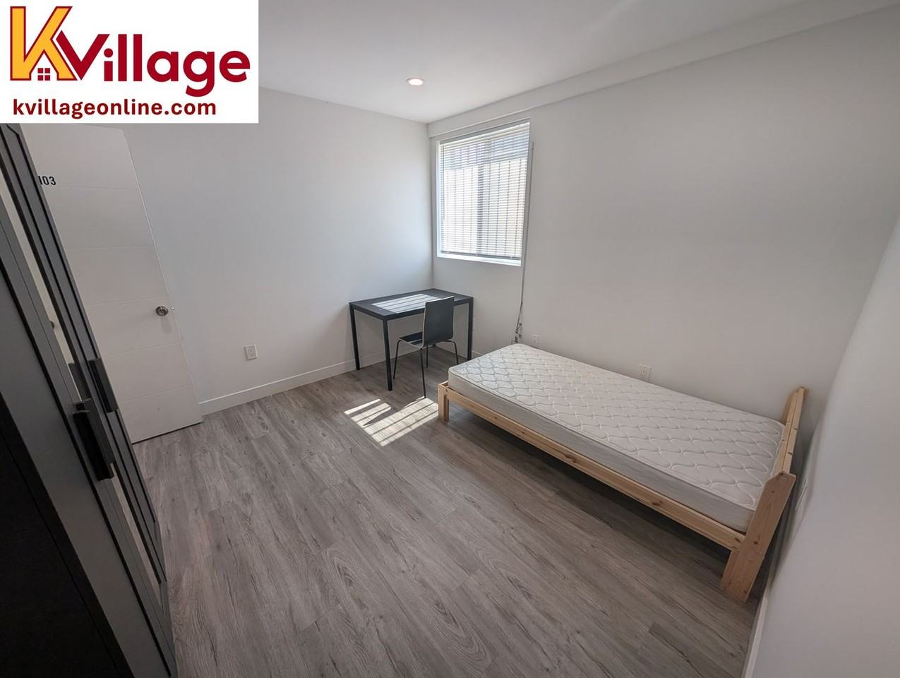 1528 1528 1/2 W 36TH PL - 103 [D] #103 - Photo 2 of 6