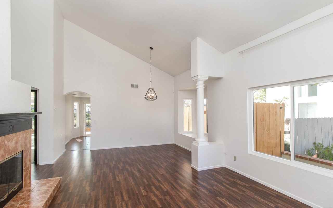 1821 Avenida Segovia - Photo 2 of 32