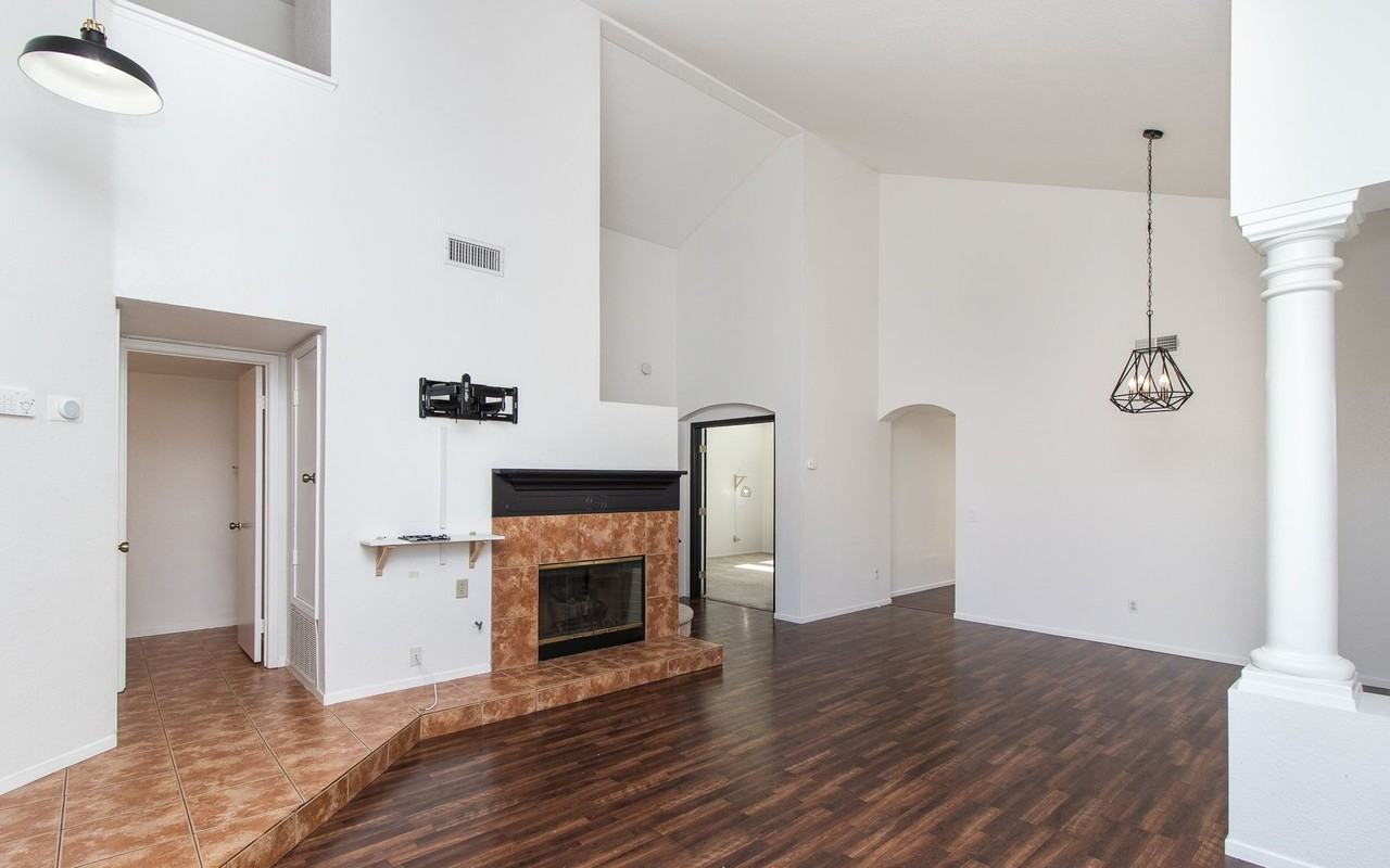 1821 Avenida Segovia - Photo 4 of 32