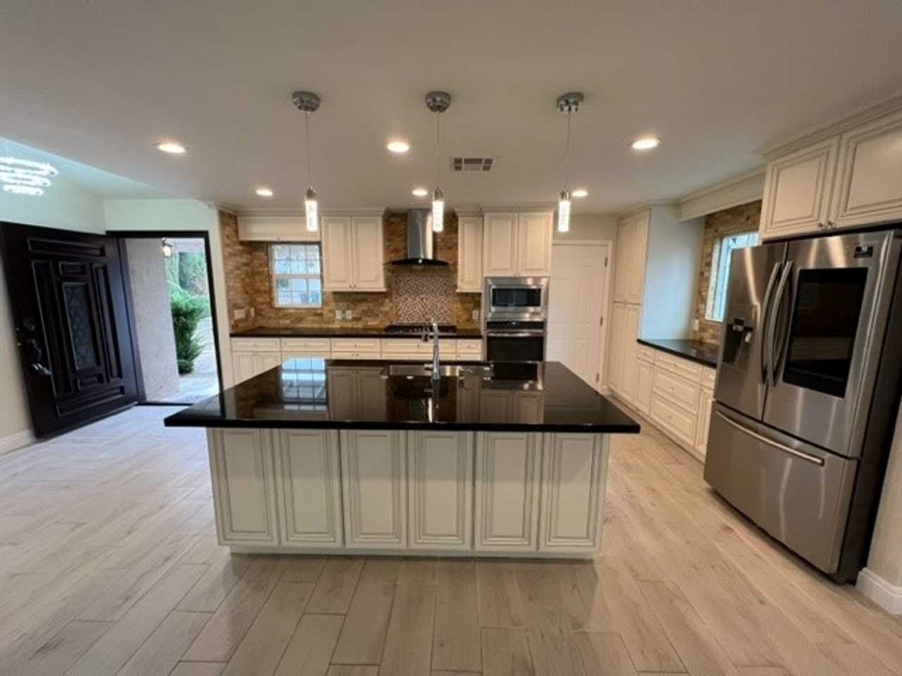 16331 Arlington Ln - Photo 2 of 11