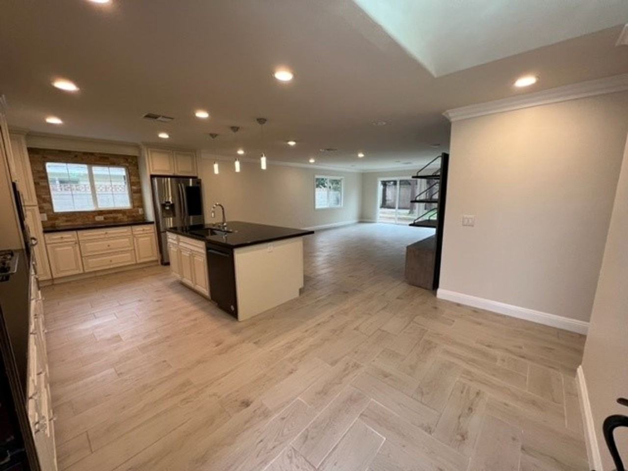 16331 Arlington Ln - Photo 3 of 11
