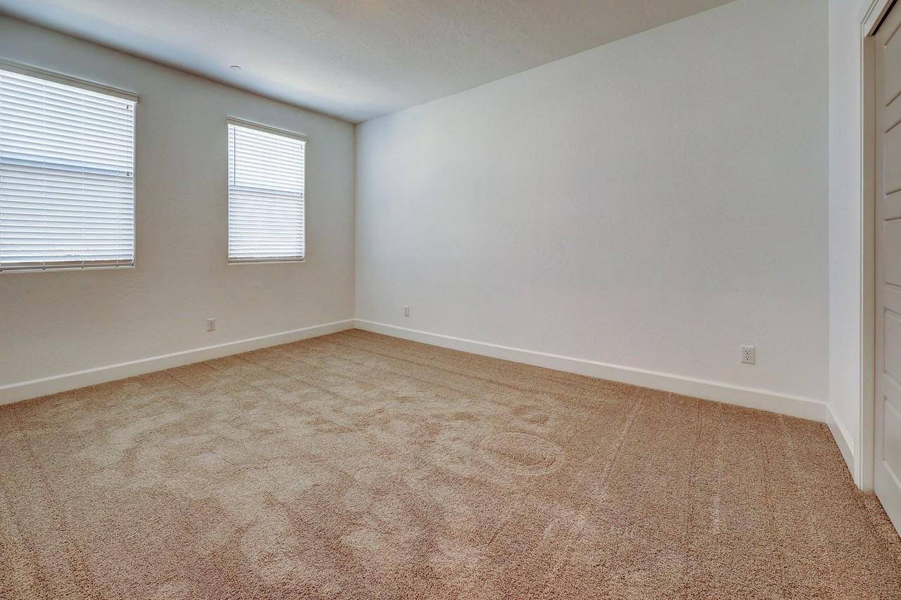 915 Blue Oak Ln W - Photo 2 of 19