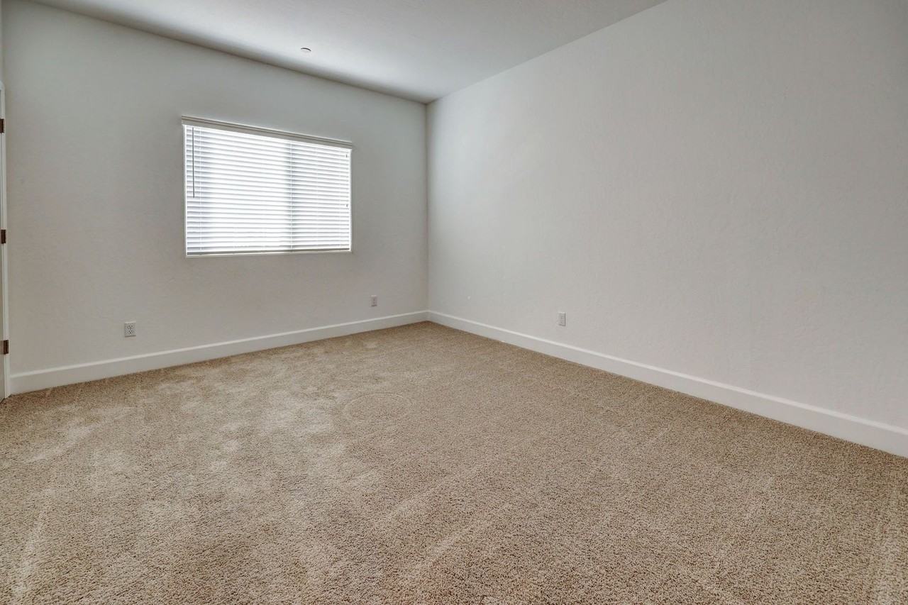 915 Blue Oak Ln W - Photo 3 of 19