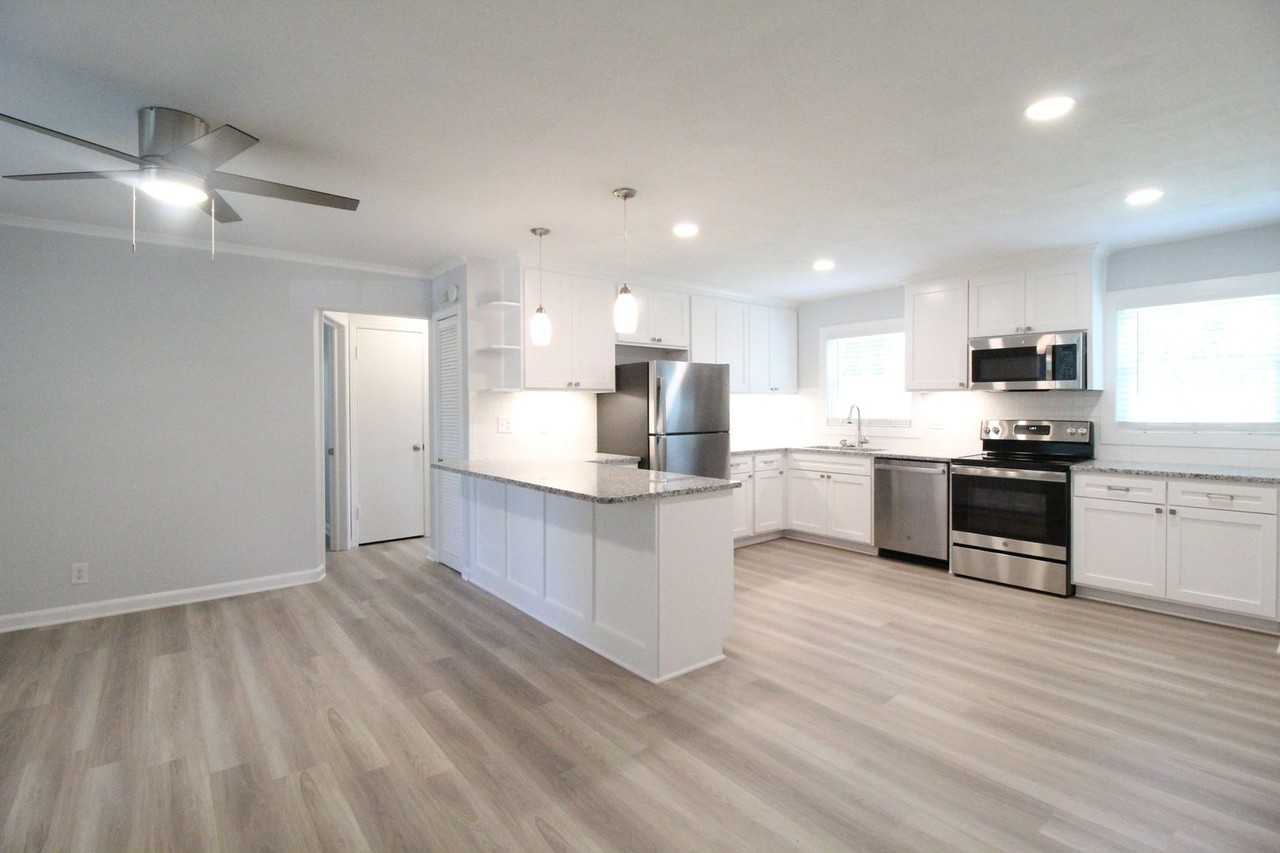3134 W 44th Ter - Photo 2 of 11