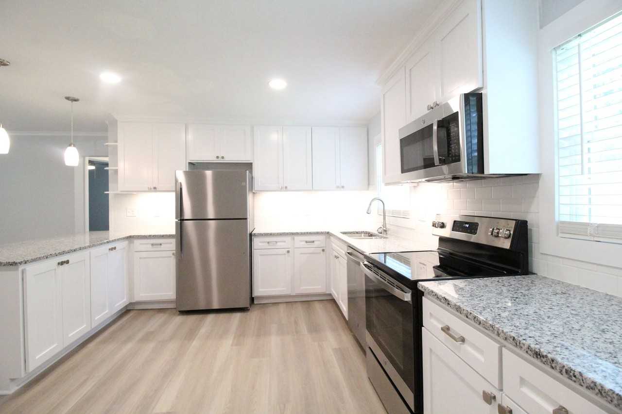 3134 W 44th Ter - Photo 4 of 11