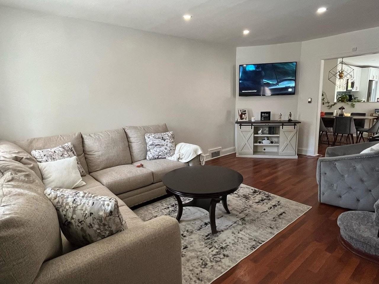 711 W 29th St - Photo 3 of 12