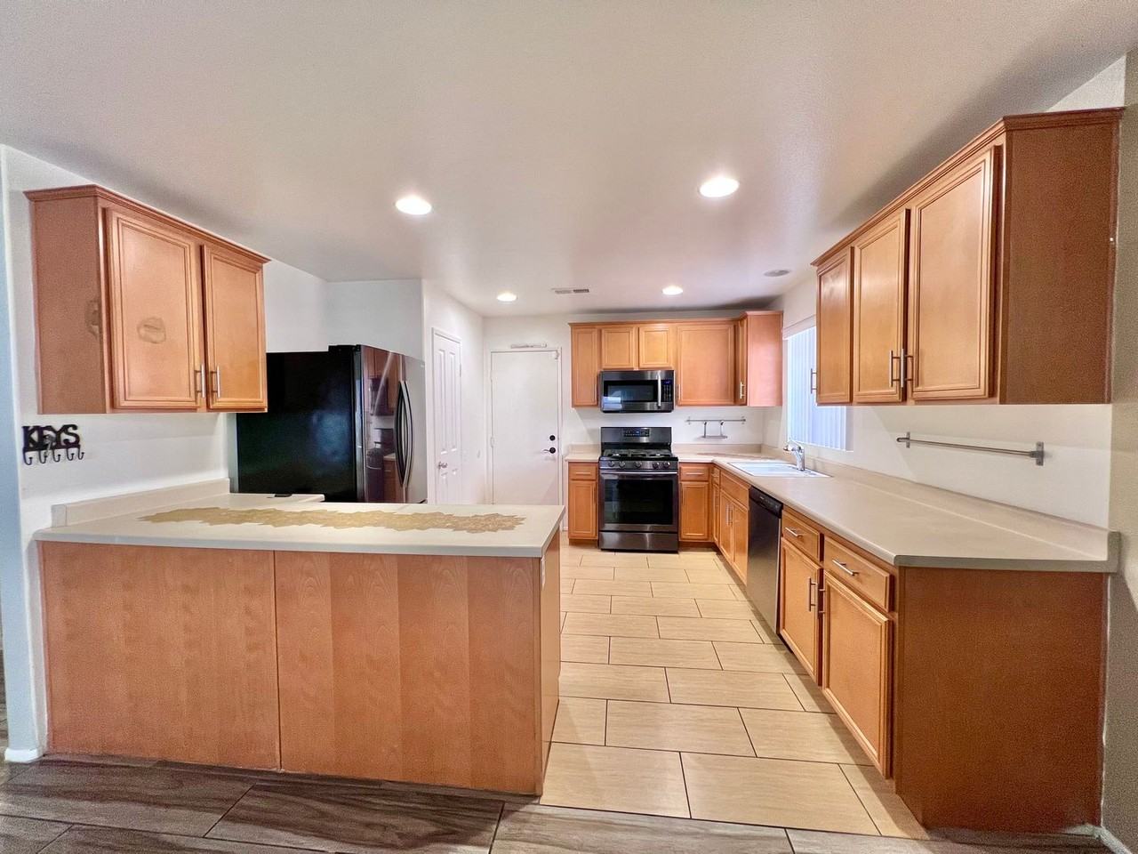 567 Botan St - Photo 3 of 26