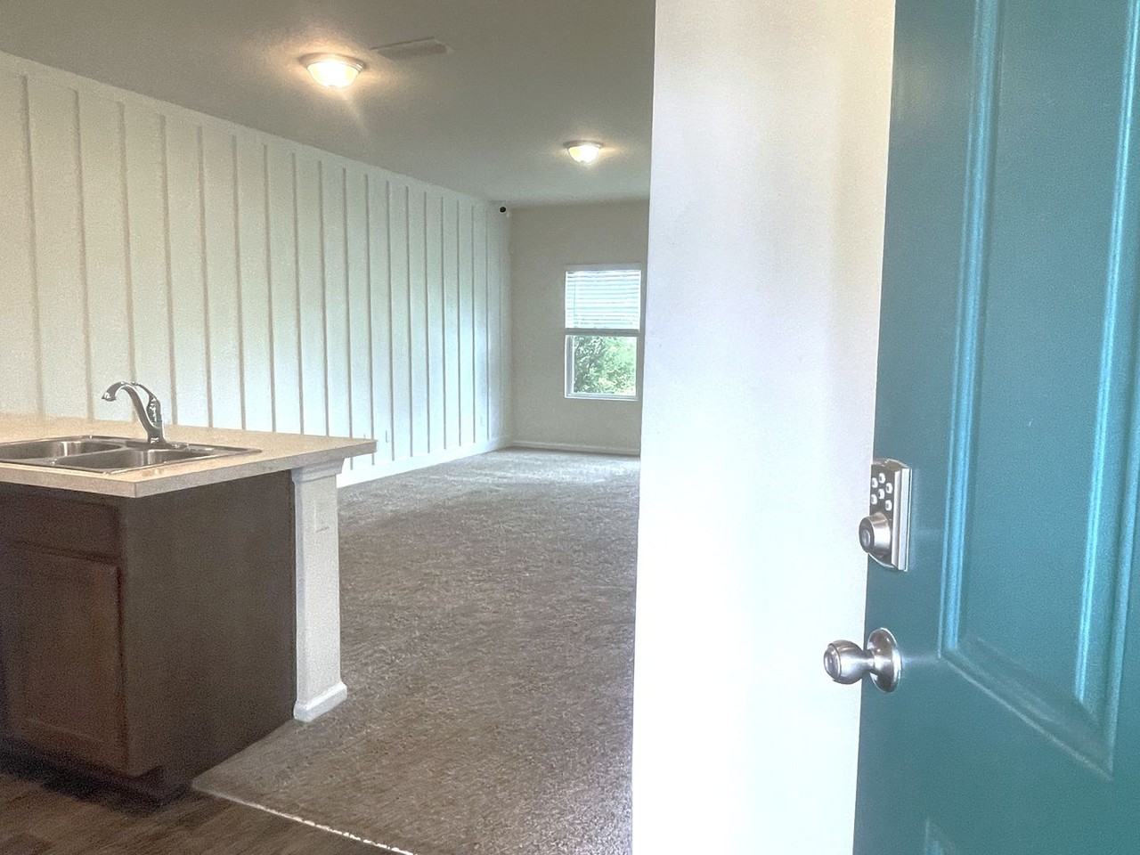 810 Capitol Pkwy - Photo 3 of 19