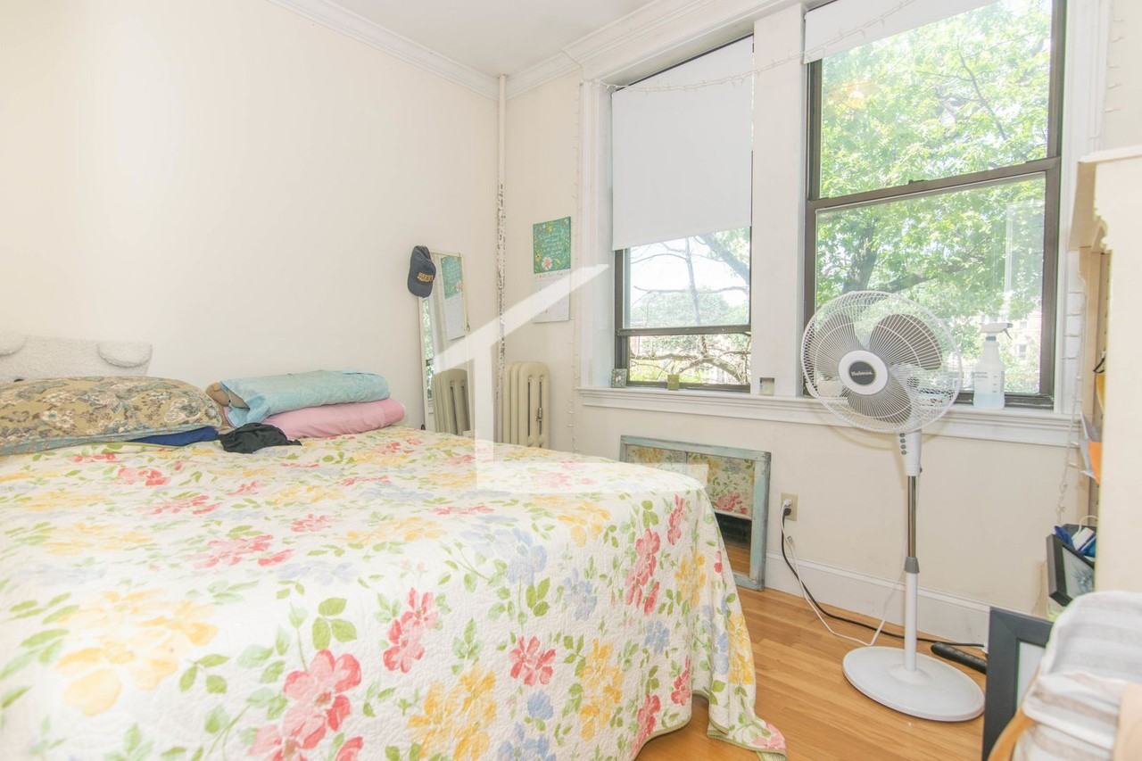 1328 Commonwealth Ave - Photo 5 of 9