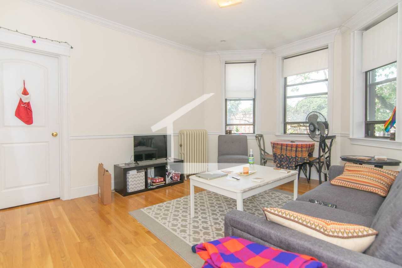 1328 Commonwealth Ave - Photo 6 of 9