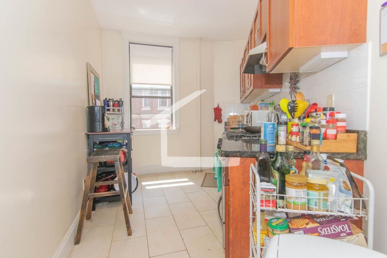 1328 Commonwealth Ave - Photo 7 of 9