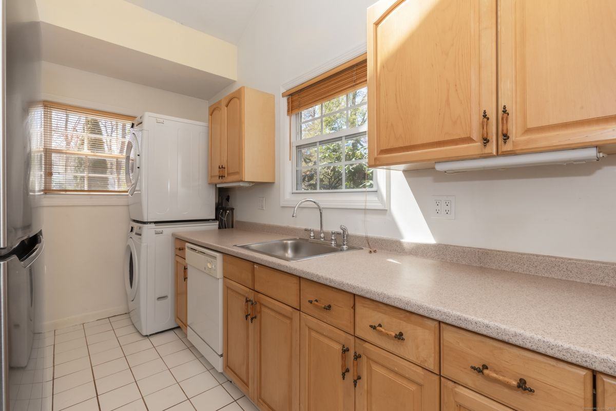 57 Knollcrest Rd ##E - Photo 3 of 18