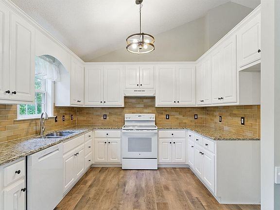 110 Phyllis Dr - Photo 3 of 6