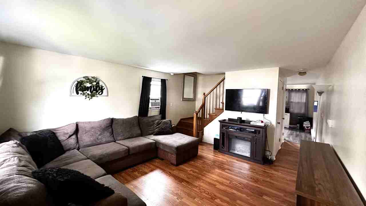 124 Florence St - Photo 2 of 12