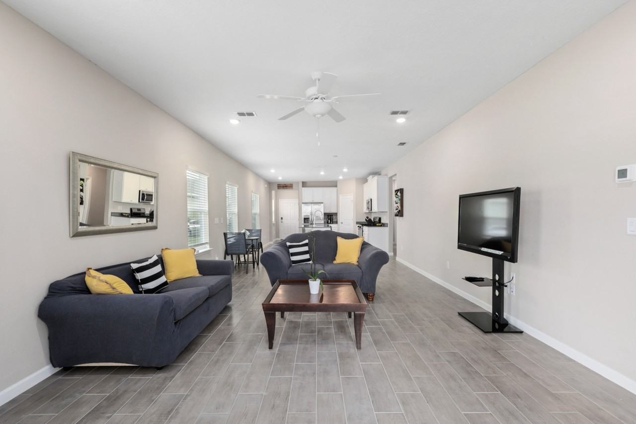 3987 Bloomfield Ct - Photo 3 of 10