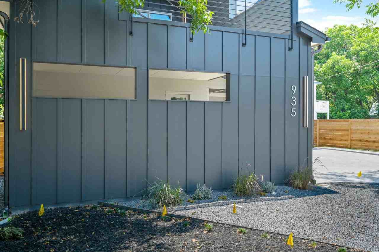 935 E 51st St - Photo 2 of 32