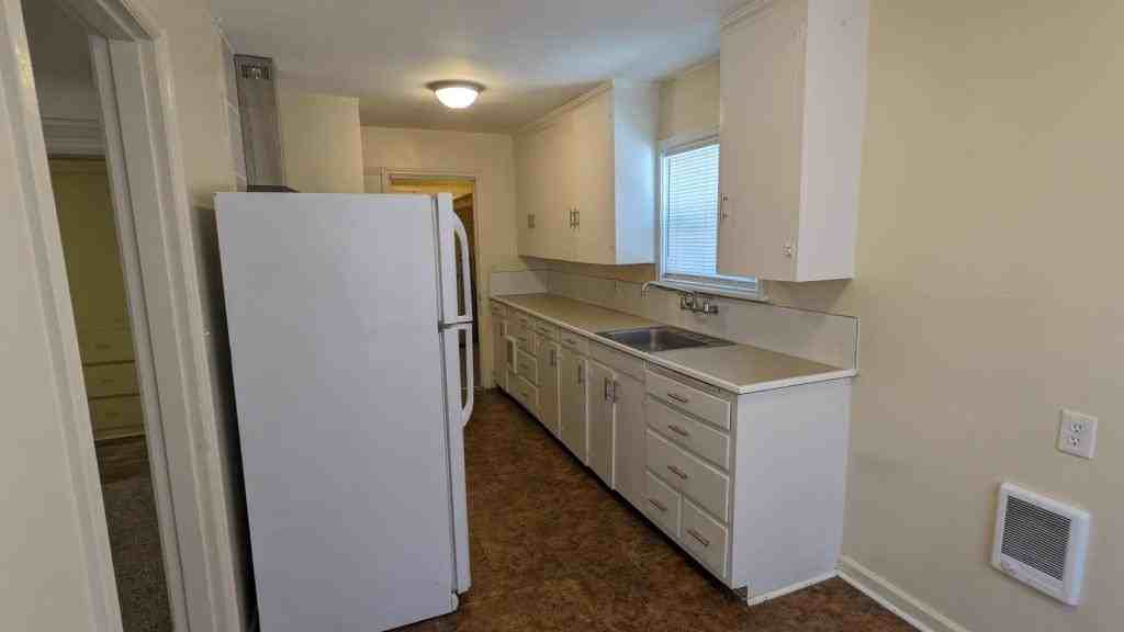 1066 Howard St Se - Photo 6 of 17