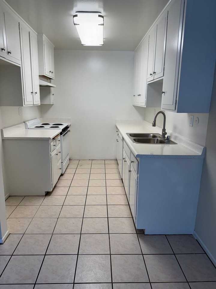 Burbank 12320, LP - Photo 5 of 29