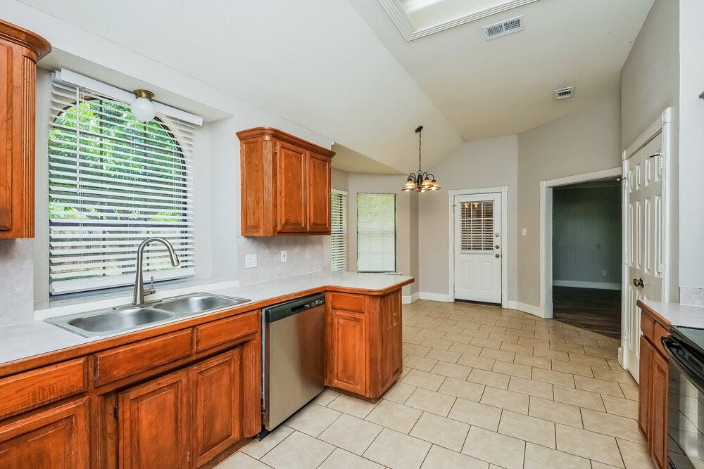 752 Bryan Dr - Photo 7 of 16
