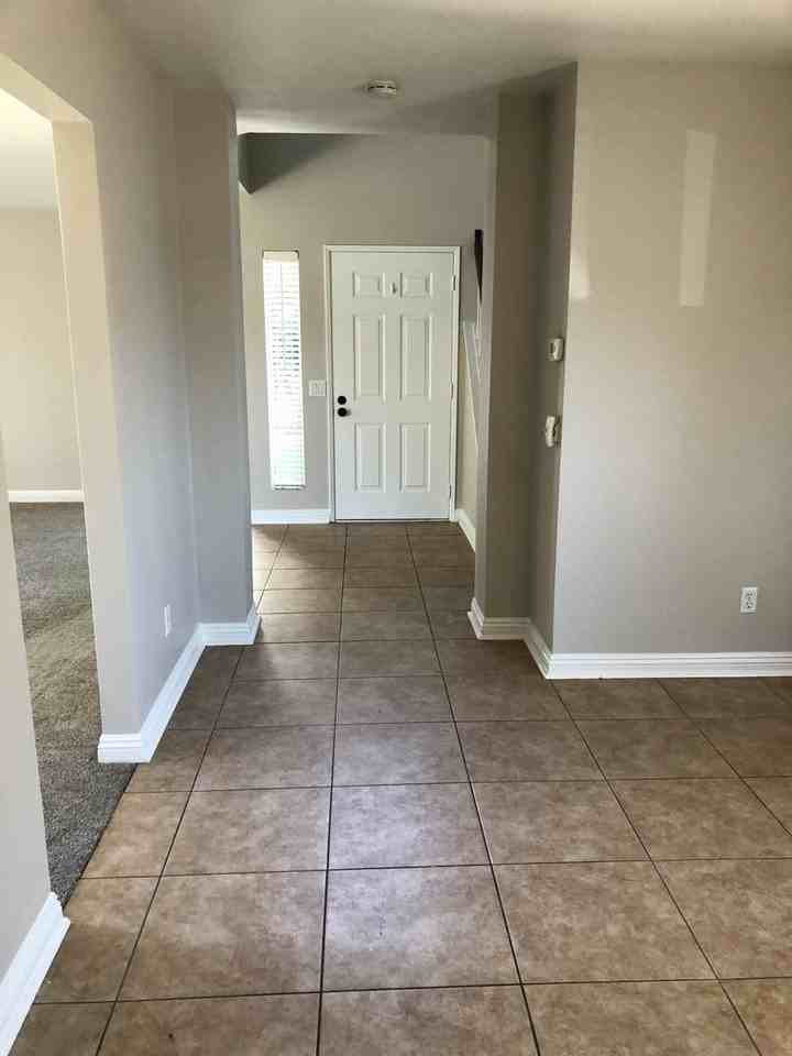 10328 New Bedford Ct - Photo 5 of 26