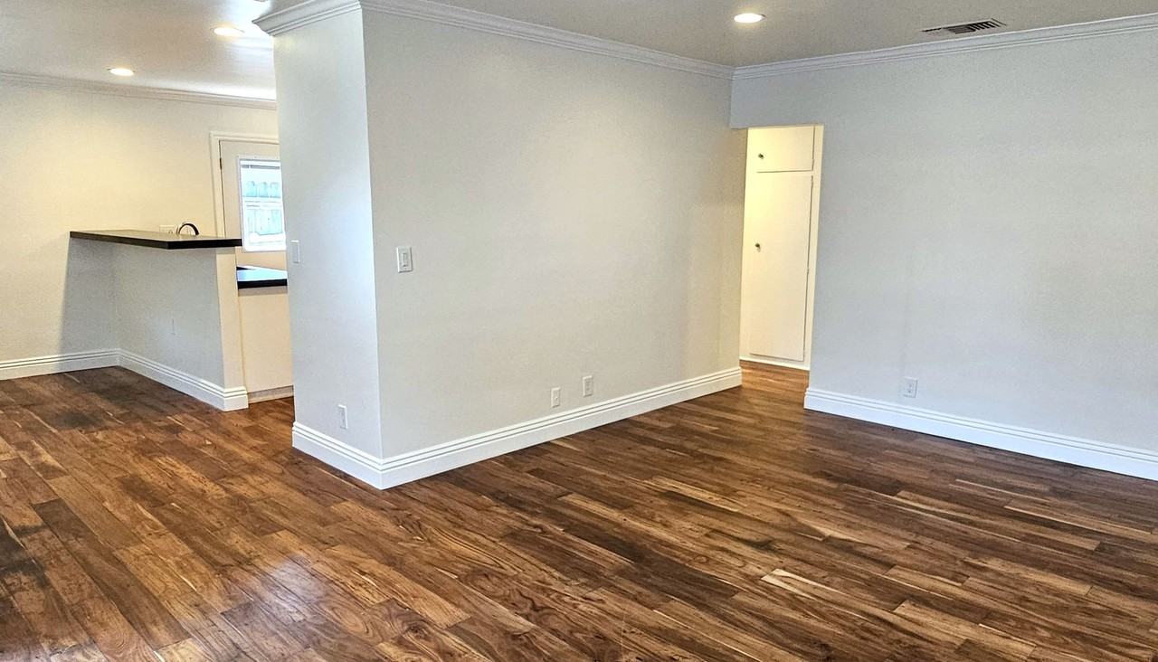 16129 Haynes St - Photo 3 of 31