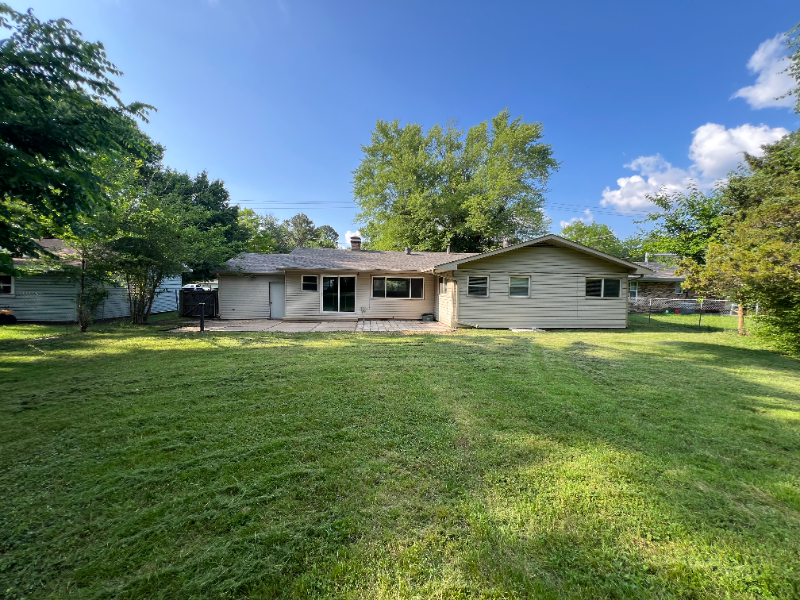 2121 W Wedington Dr - Photo 2 of 15