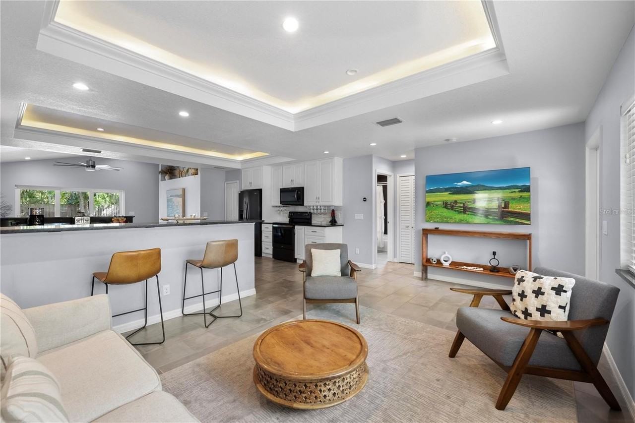 1039 23rd St - Photo 4 of 24