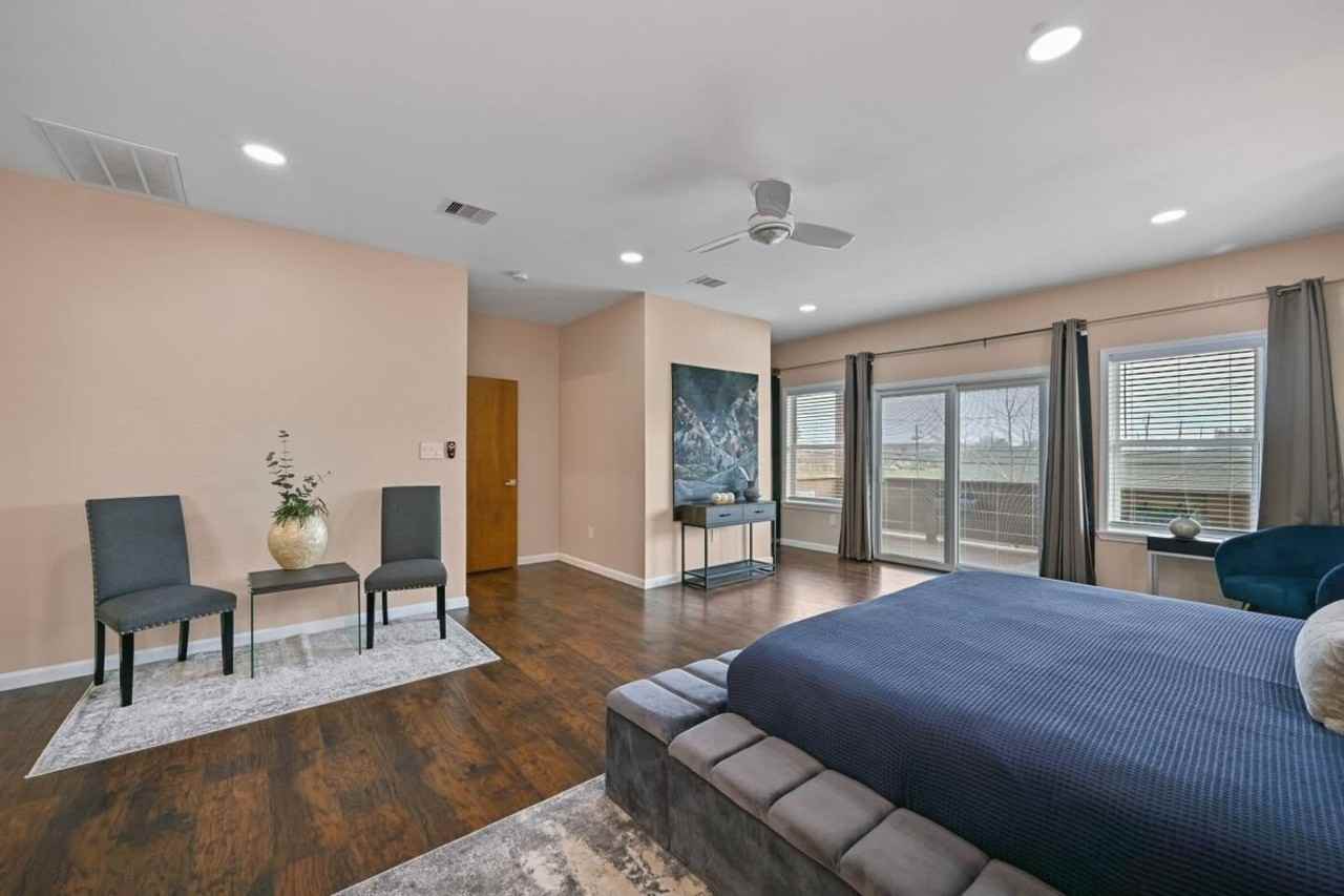 2402 Pine St - Photo 3 of 30