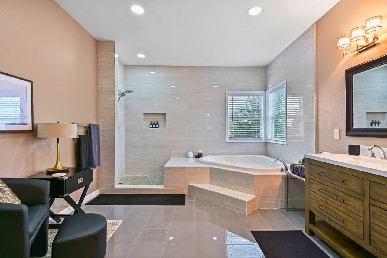 2402 Pine St - Photo 7 of 30