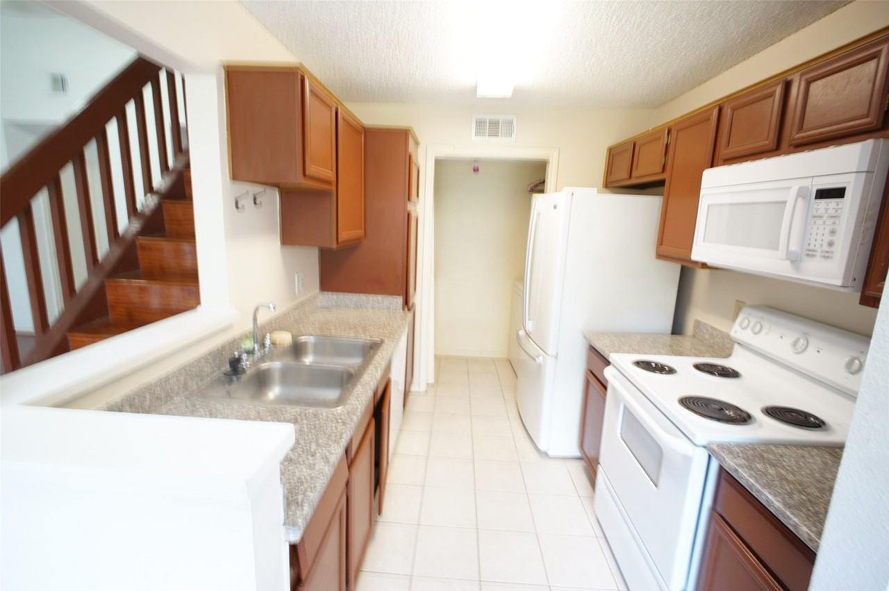 8575 Sands Point Dr - Photo 3 of 24