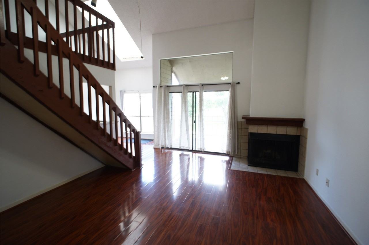 8575 Sands Point Dr - Photo 4 of 24