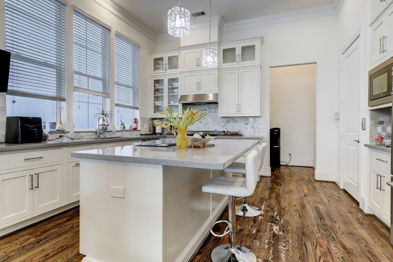 1229 W 15th 1/2 St - Photo 4 of 19