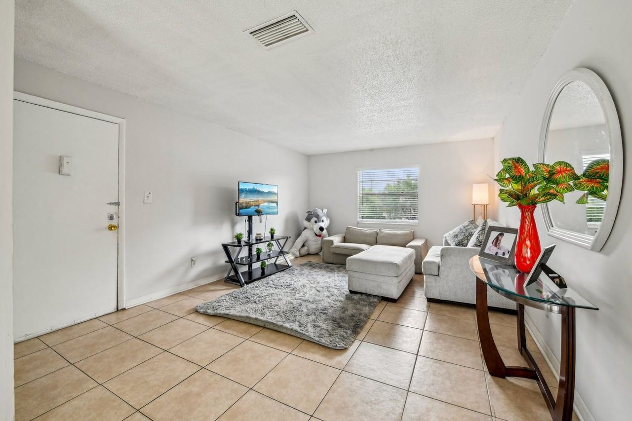 Roselea Manor Apartments - Photo 5 of 50