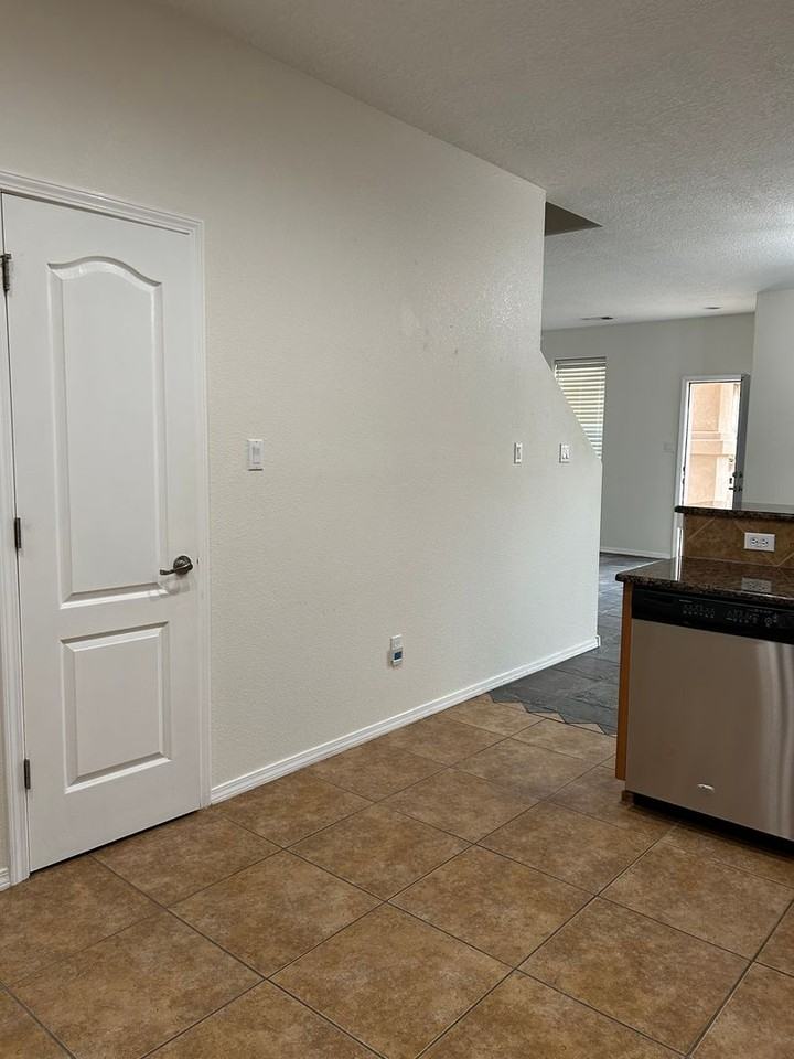 4401 Santo Domingo St - Photo 7 of 41