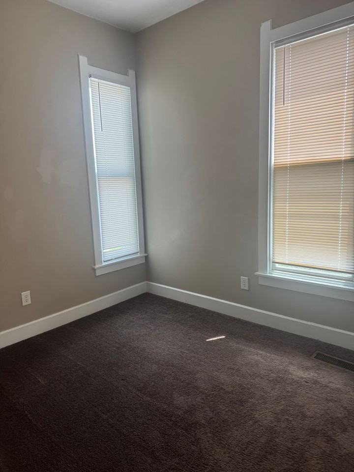 512 S State Ave - Photo 7 of 12