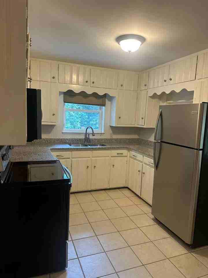 406 Holly Dr - Photo 2 of 9