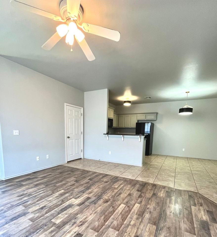 600 Rosemoor Ct - Photo 3 of 14