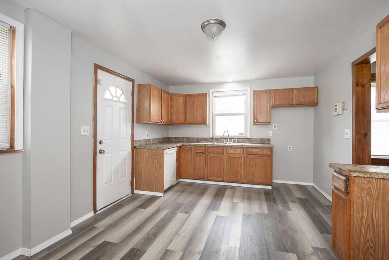 3116 W 30th St - Photo 2 of 26