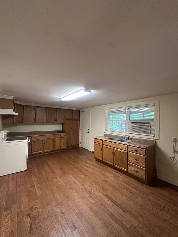 1054 Perimeter Rd - Photo 3 of 16
