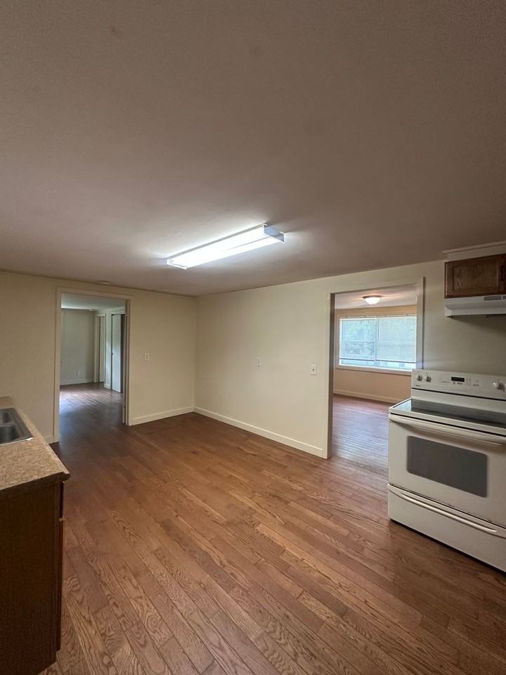 1054 Perimeter Rd - Photo 4 of 16