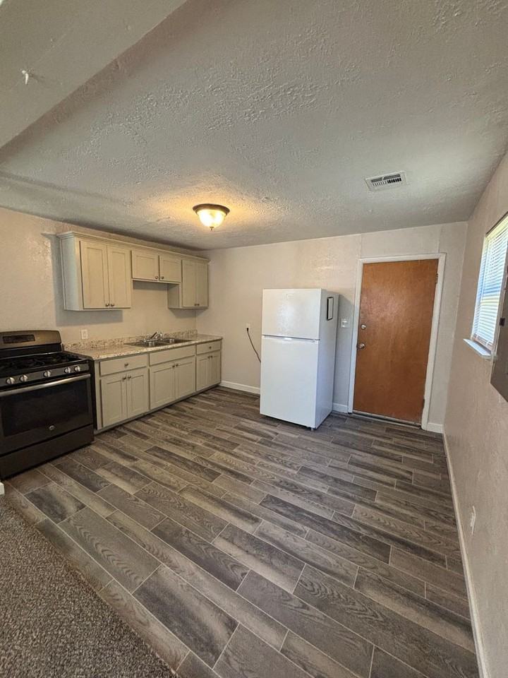 320 S Cook Ave - Photo 2 of 7