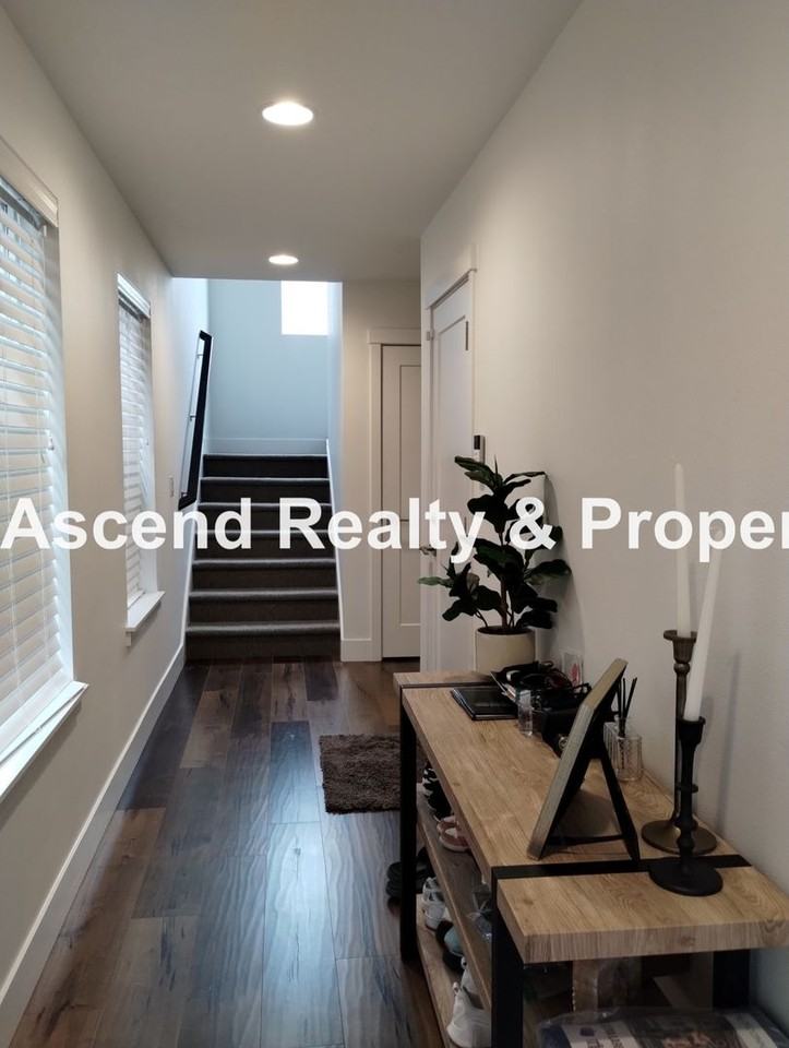 958 Sw Adrian Ter - Photo 2 of 28