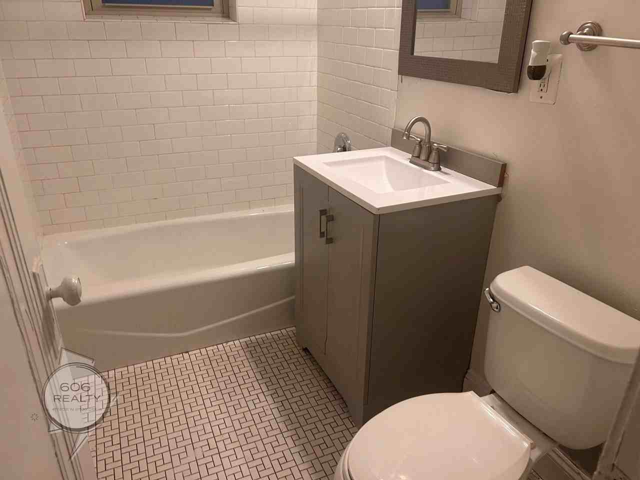 118 S Austin Blvd #1 - Photo 2 of 5