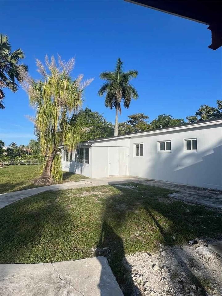 17690 Ne 19th Ave - Photo 6 of 8