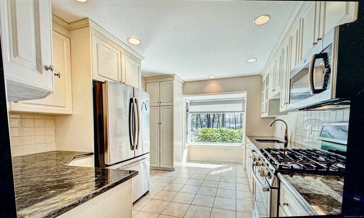 136 Tunxis Vlg - Photo 2 of 33